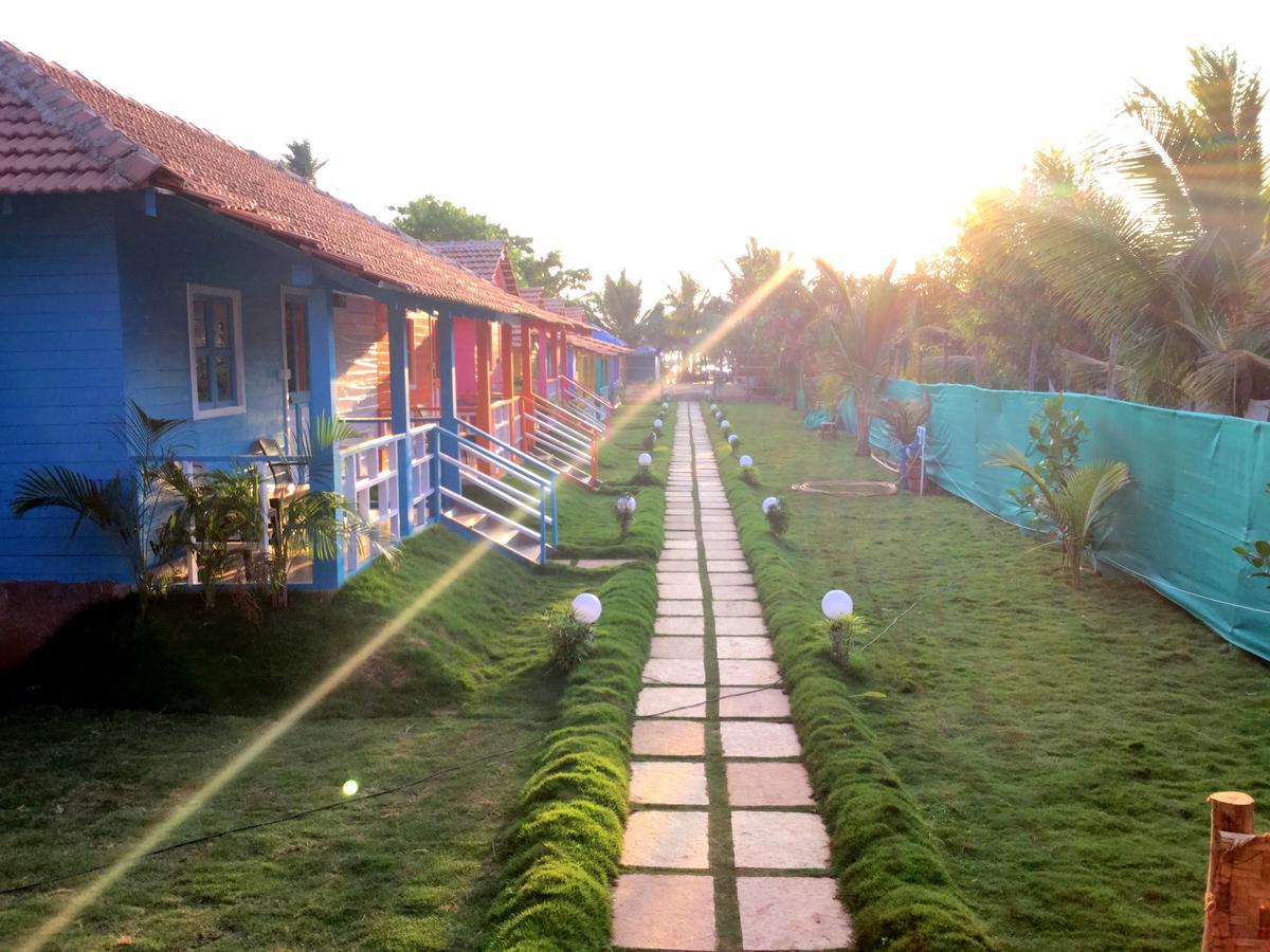 Morjim Queen Beach Resort Exterior photo